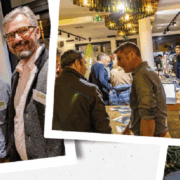 Eine Collage aus drei Fotos von einem AAE-Kundenevent: lächelnde Menschen bei einem Networking-Event, eine Gruppe, die sich drinnen an einem Tisch unterhält, und zwei Frauen, die fröhlich im Freien posieren. Grünzeug und festliche Dekorationen rahmen die Collage ein.
